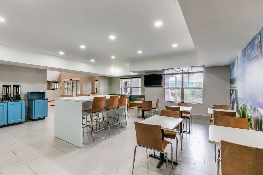 Clarion Pointe Columbus-Bradley Park 35/39
