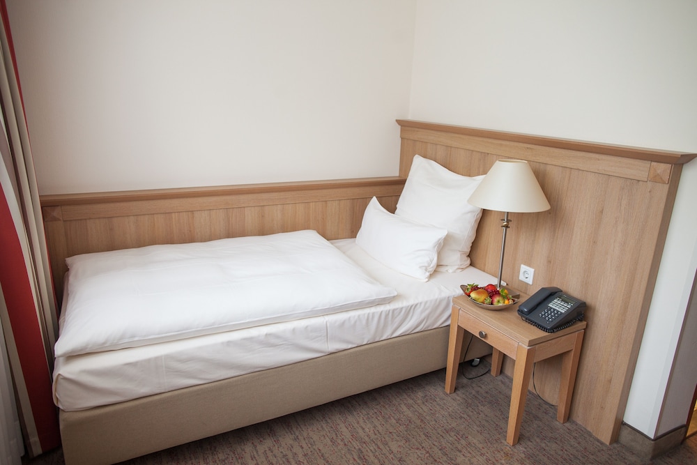 Parkhotel Schloss Hohenfeld (Parkhotel Hohenfeld) 12/65