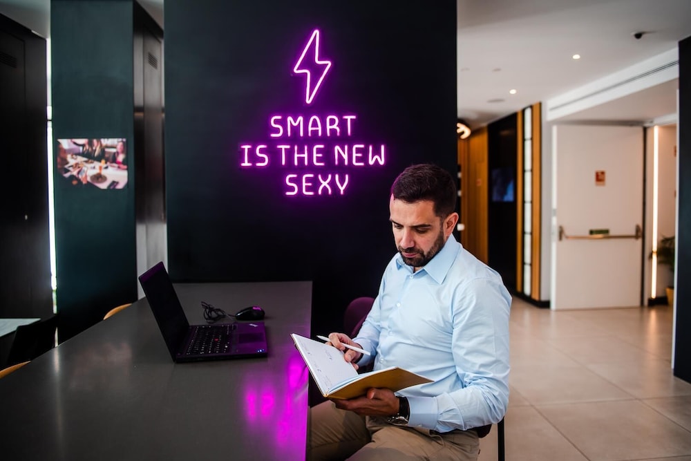 YOTEL Porto, Select by Hilton 8/48