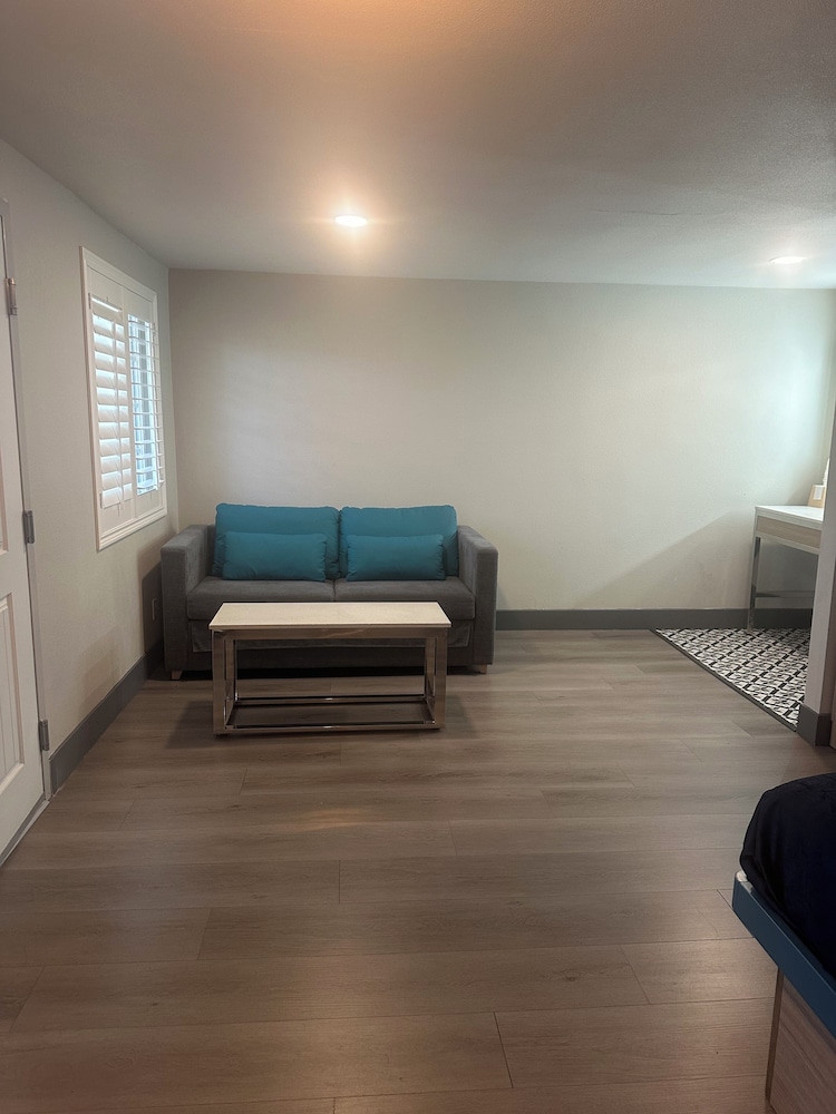 Super 8 by Wyndham Oceanside Downtown 35/50
