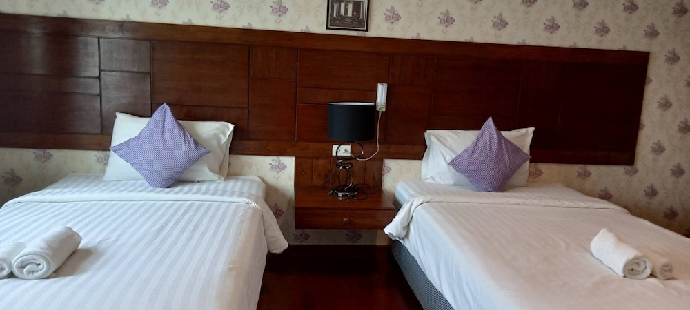 غرفة قياسية بسريرين مزدوجين وسرير بطابقين، Buraphat Resort 3/4