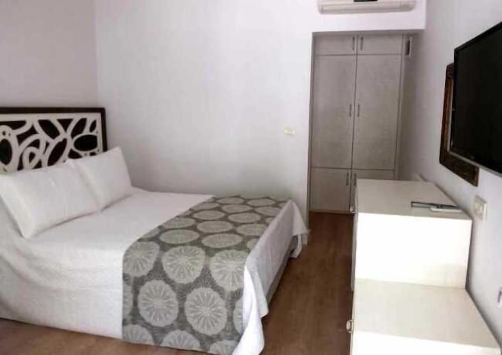 ROOM, DOUBLE BED