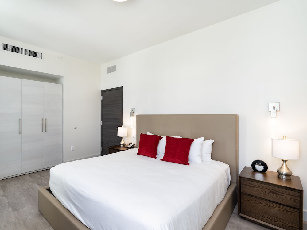 1 BEDROOM, ELITE, PARTIAL LAKE VIEW