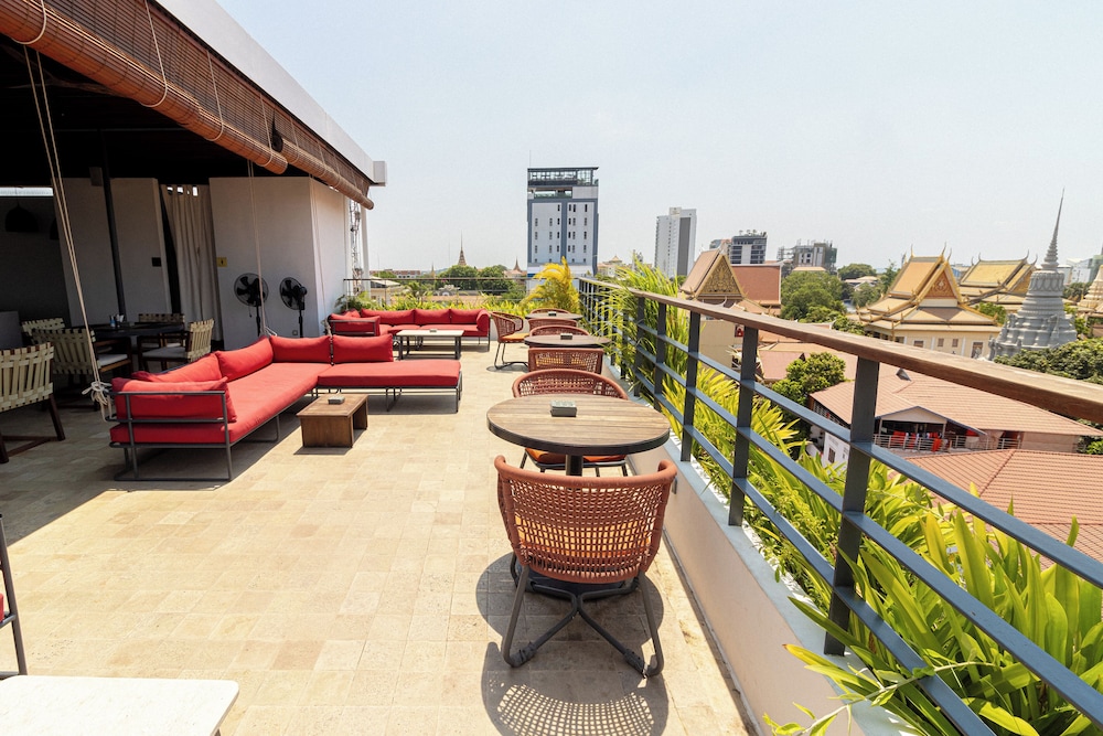 Penh House Hotel 66/74