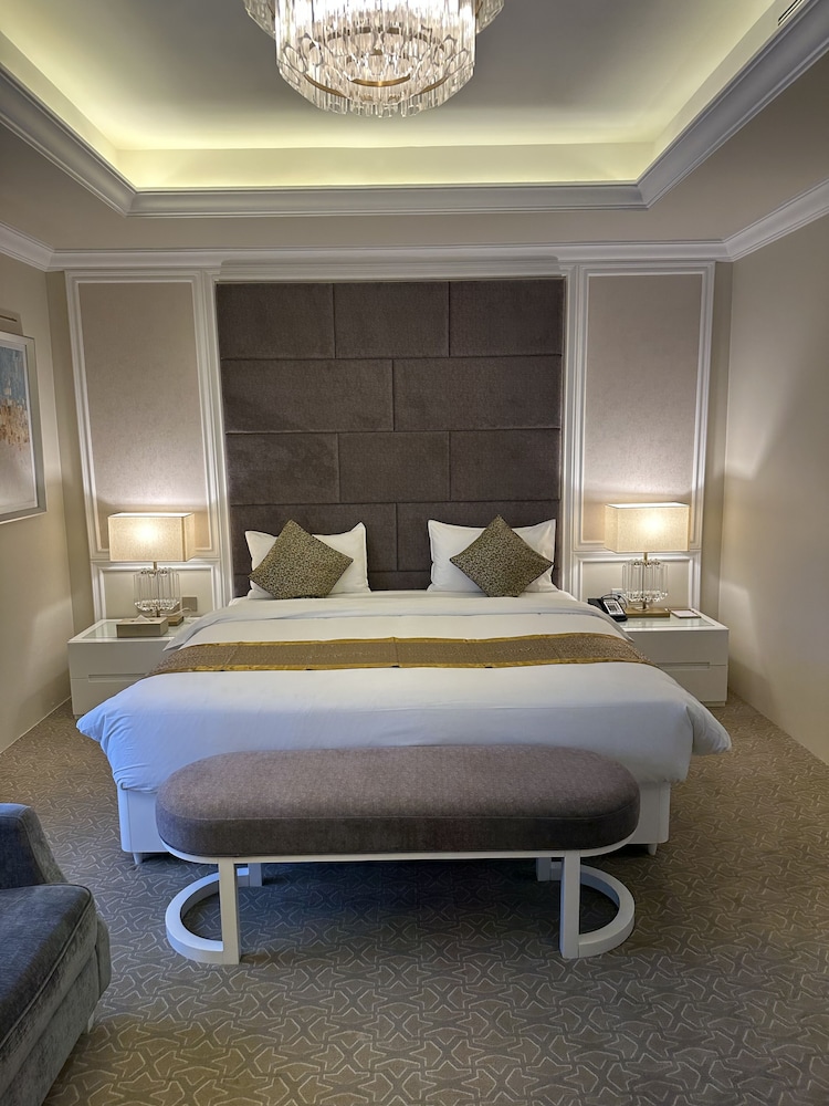 ROOM, KING BED