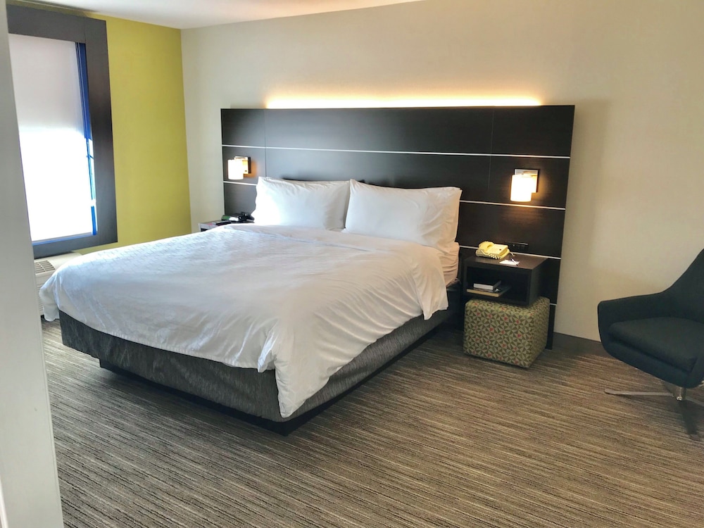 Holiday Inn Express Hotel & Suites Tracy 23/77