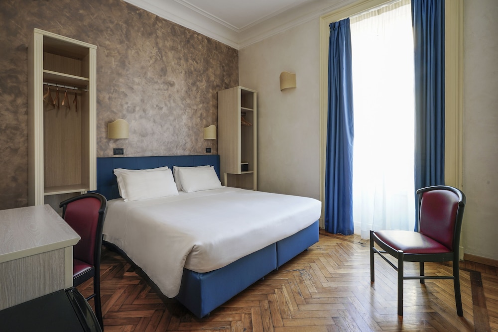 ROOM, DOUBLE BED
