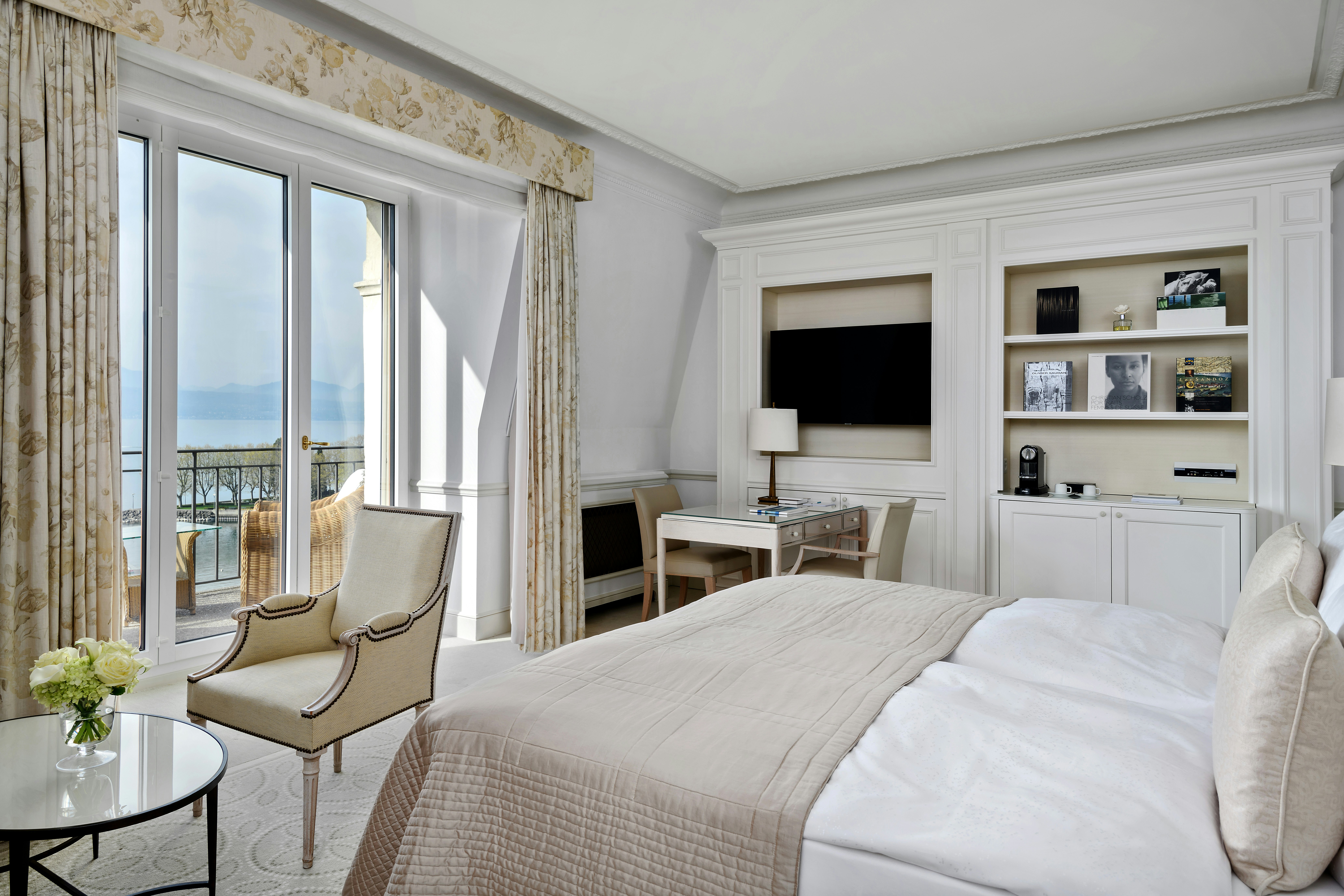 DELUXE, LAKE VIEW