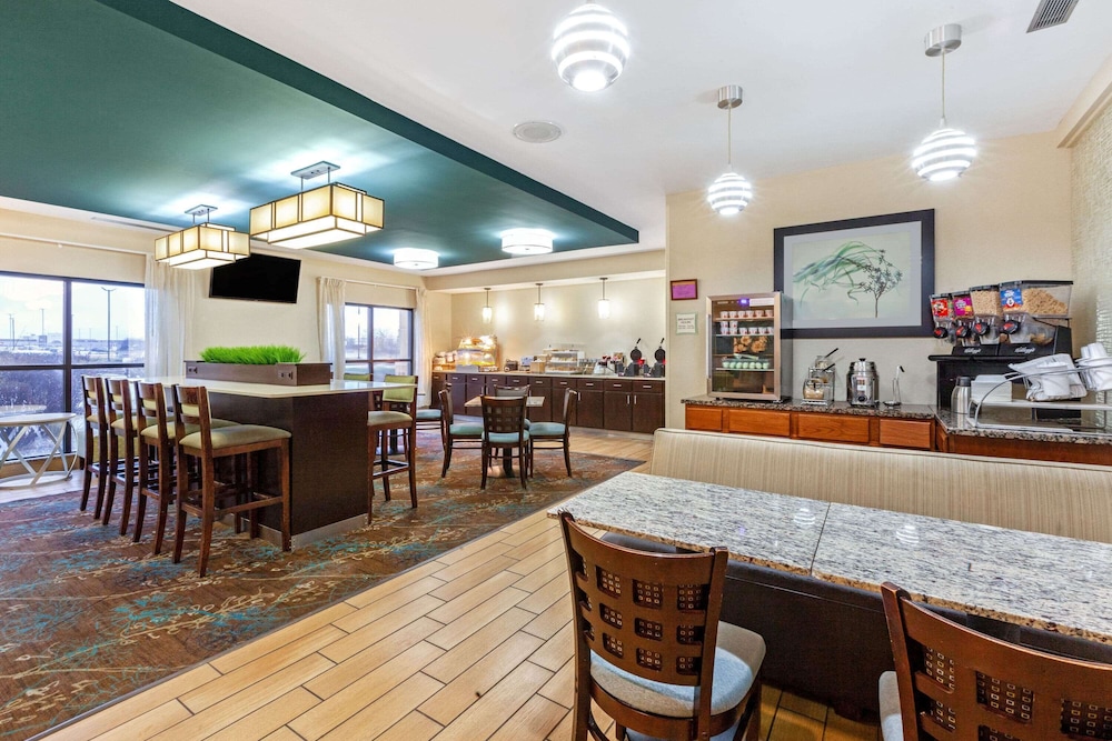 La Quinta Inn & Suites by Wyndham South Bend 42/57