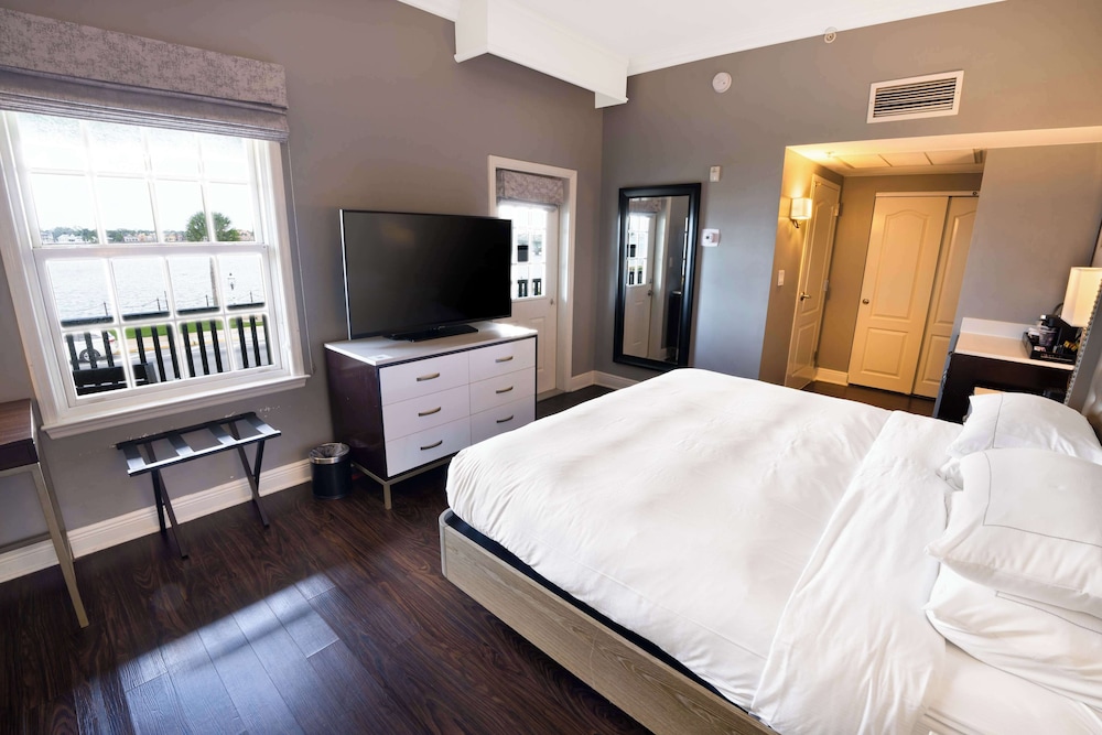 ROOM, KING BED, BAY FRONT, BALCONY