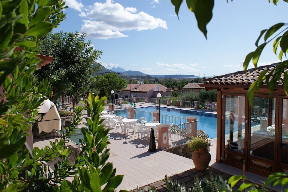 Hotel Ristorante Borgo La Tana 40/50