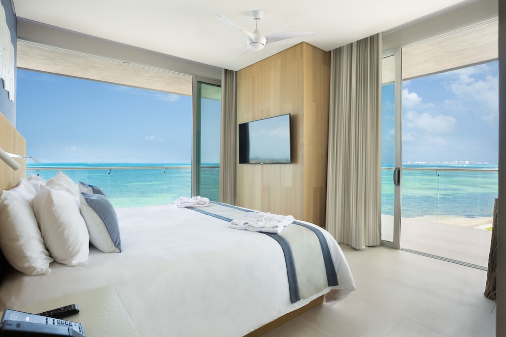 Master, Vantage, Club, Suite, 1 King and 2 Queen Beds, Ocean View, Sofa