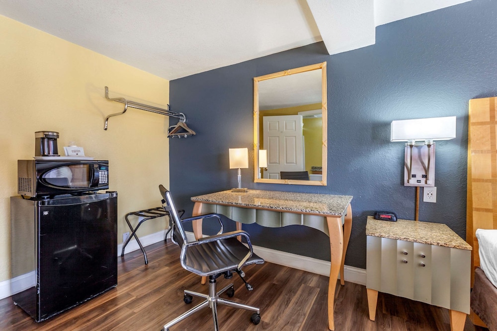 Econo Lodge Clovis 45/58