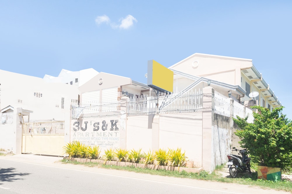 Oyo 556 3JS And K Apartment 1/17