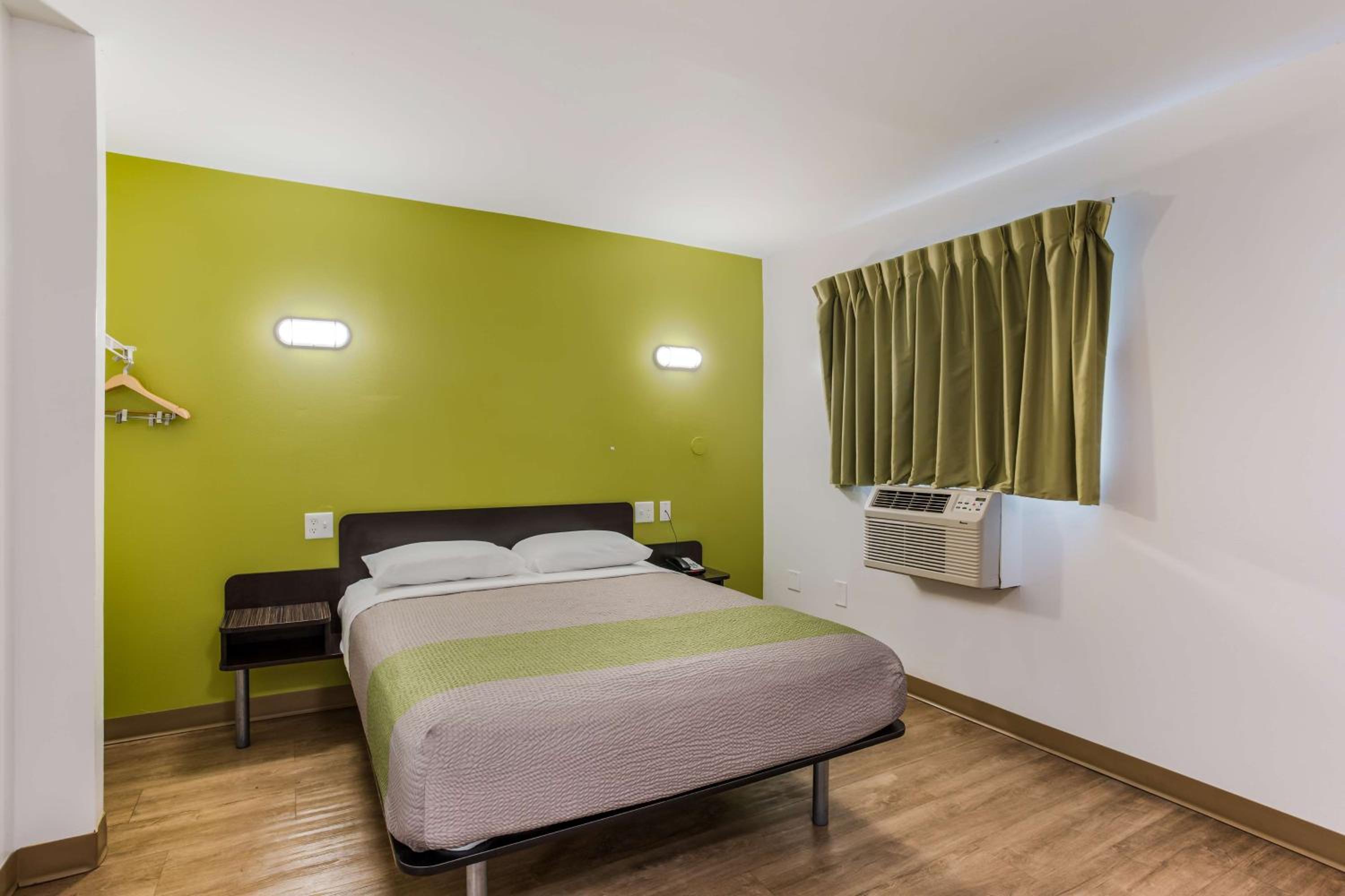 ROOM, QUEEN BED, SMOKING