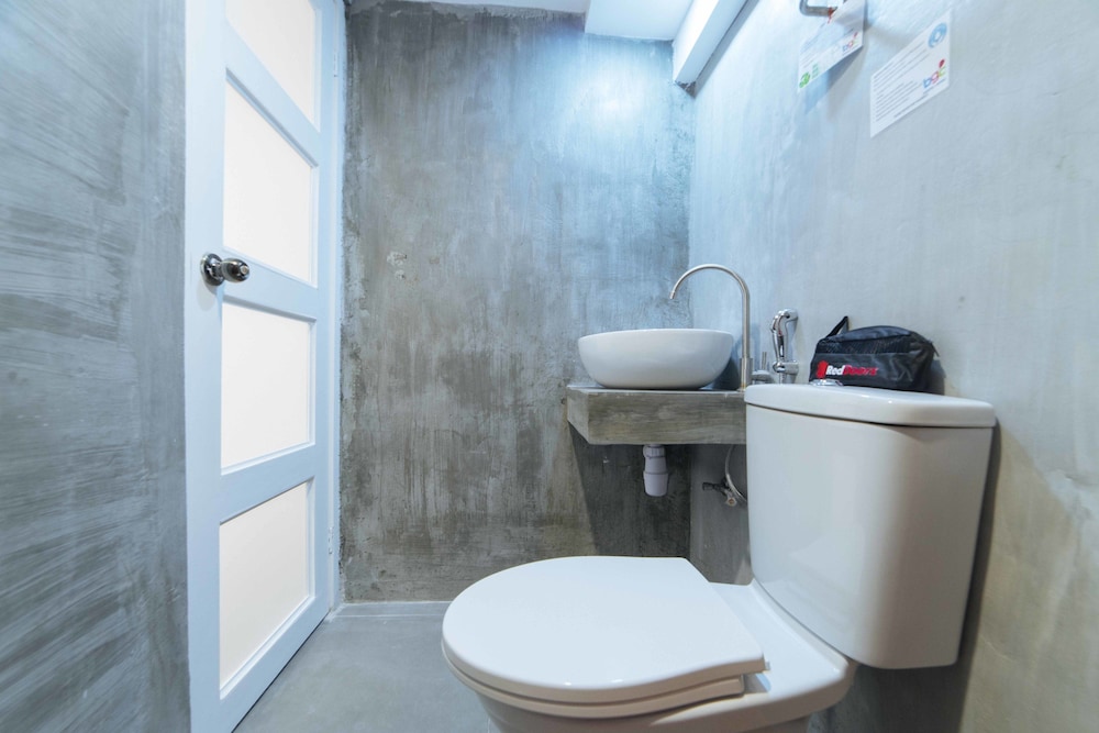 Reddoorz Plus Danlig Street Makati 15/28