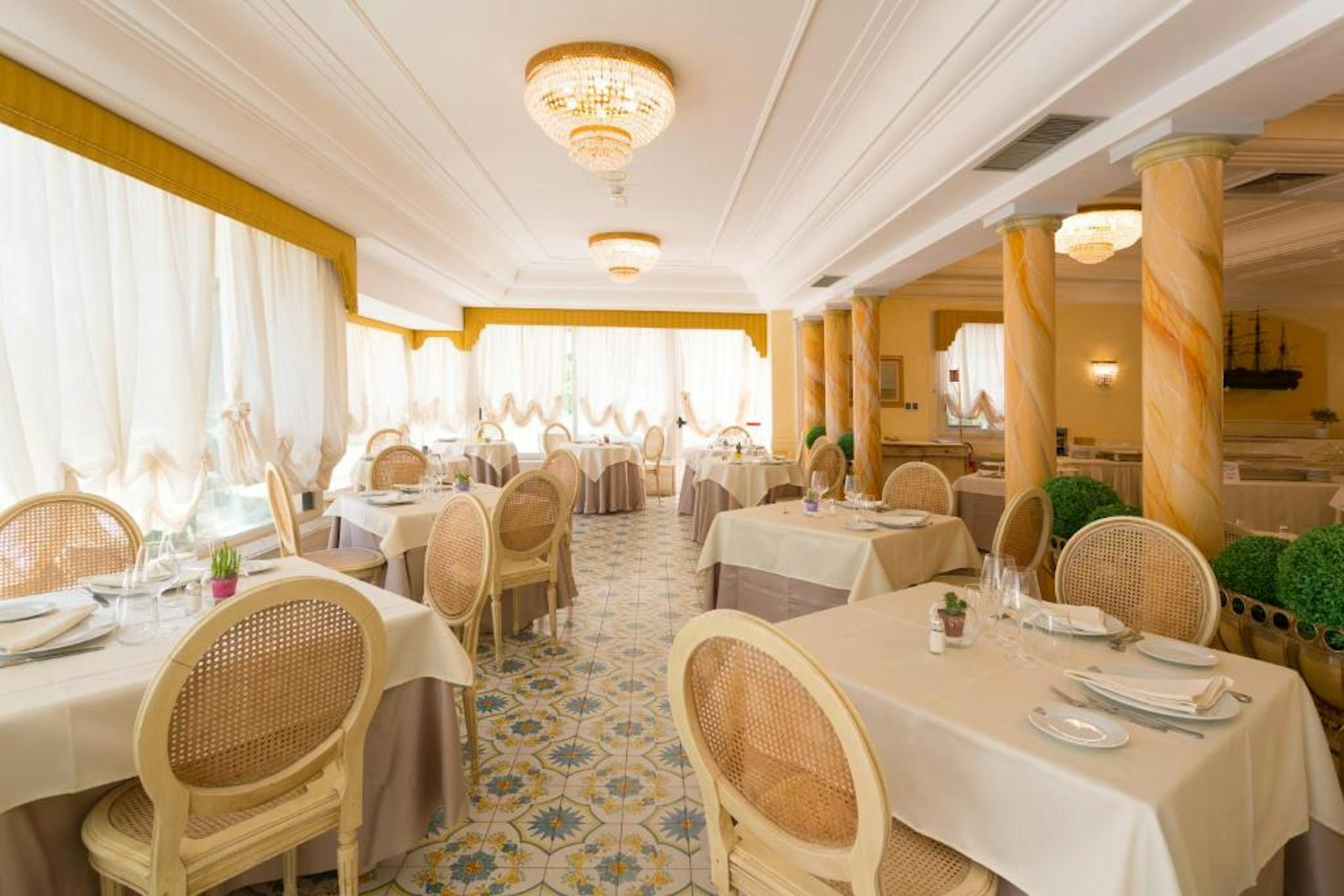 Hellenia Yachting Hotel 11/24