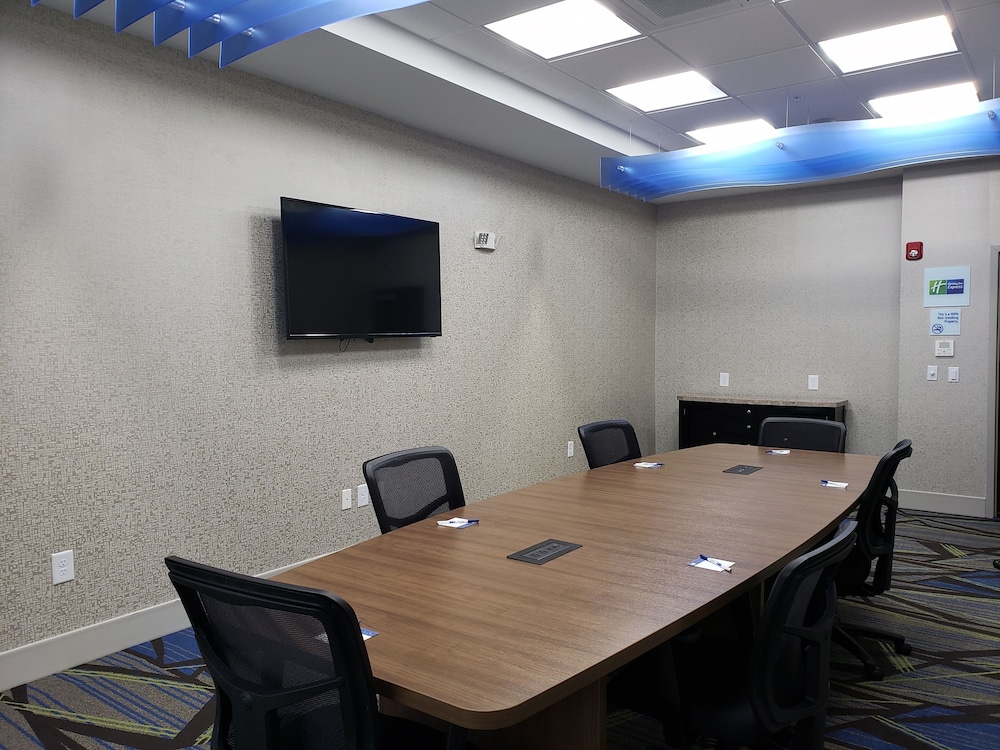 Holiday Inn Express Macon North 54/69