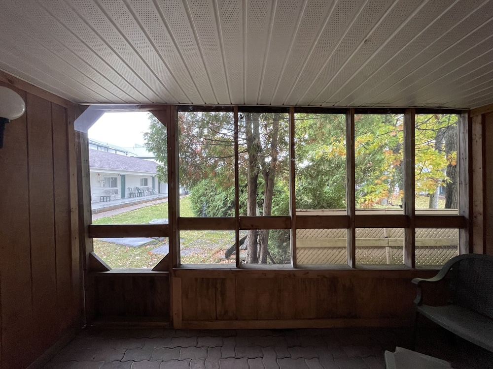Super 8 by Wyndham Gananoque - Country Squire Resort 54/88