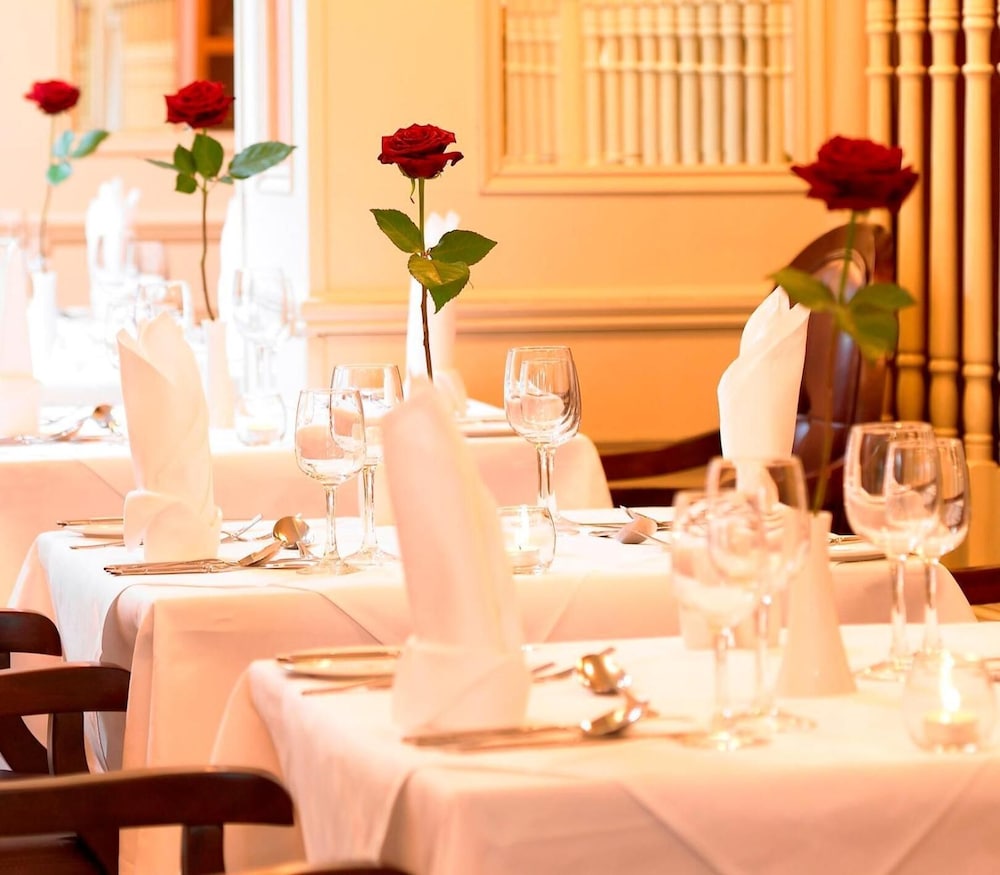 Castlecourt Hotel 44/54