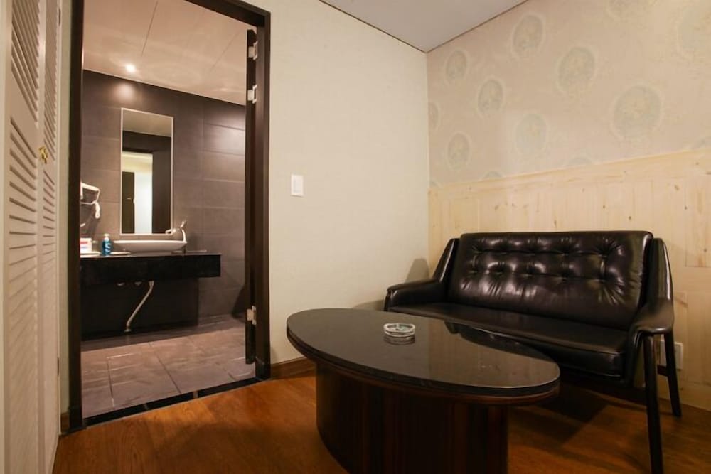 KARAK TOURIST HOTEL 23/50