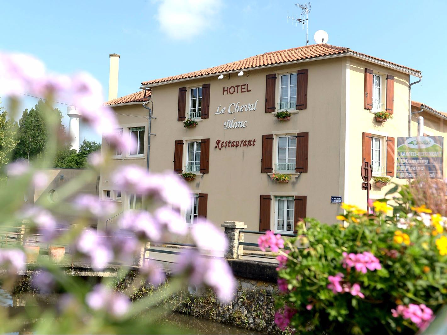 LOGIS LE CHEVAL BLANC ET LE CLOVIS 1/15