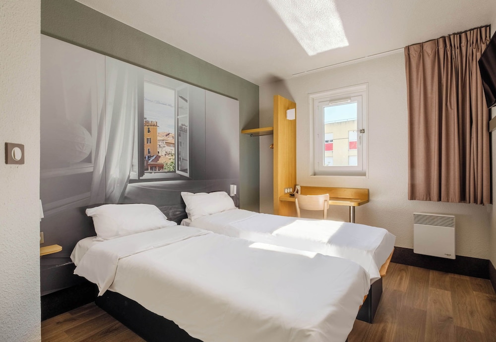 ROOM, TWIN BEDS