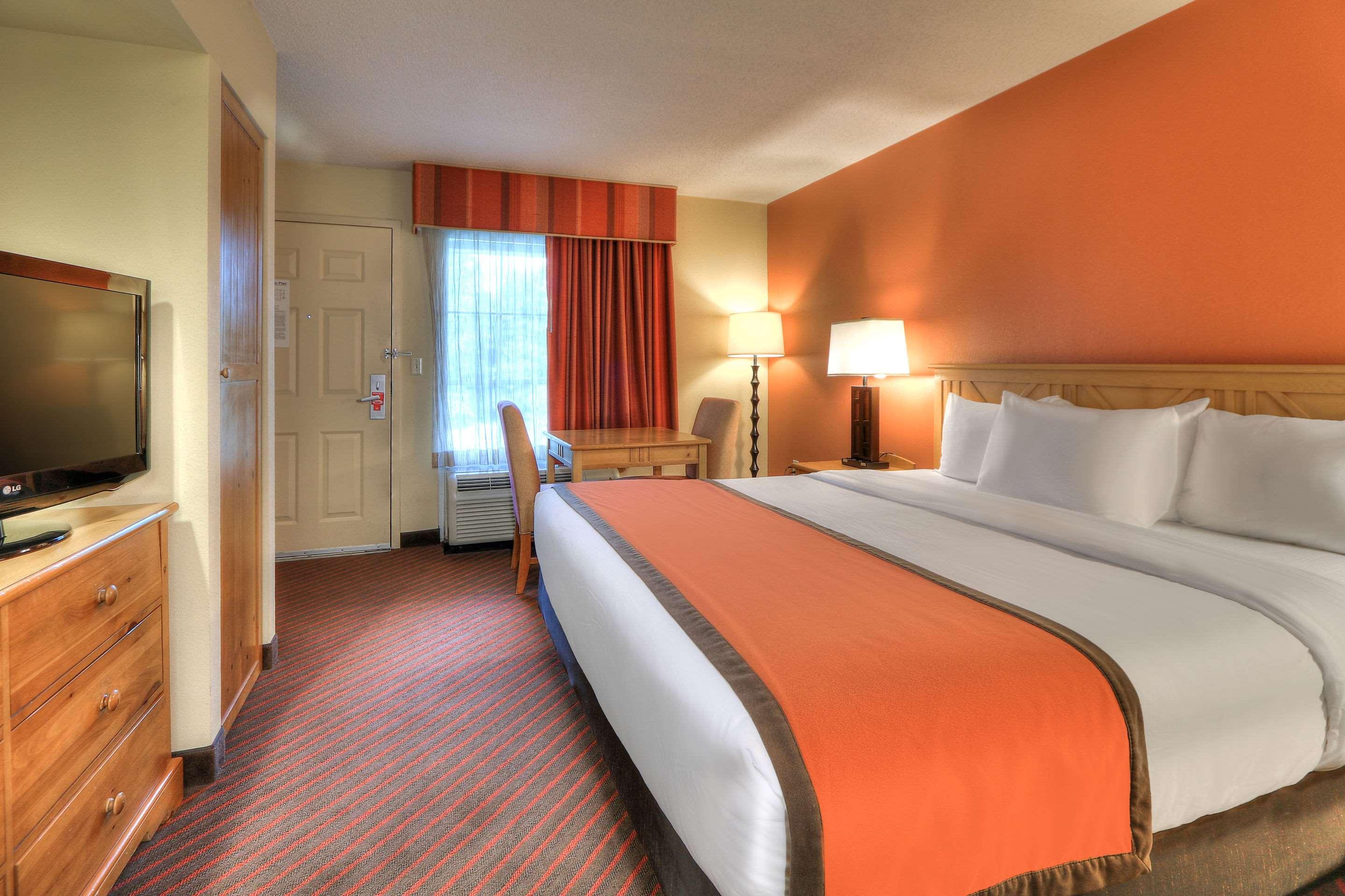 ROOM, KING BED