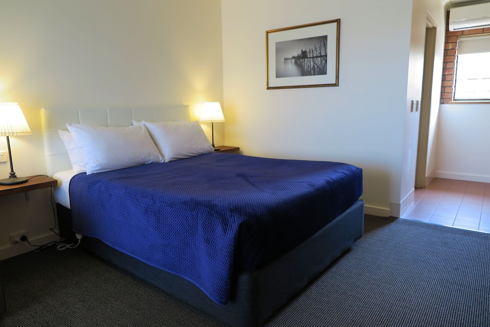 SUMMERHILL MOTOR INN 20/70