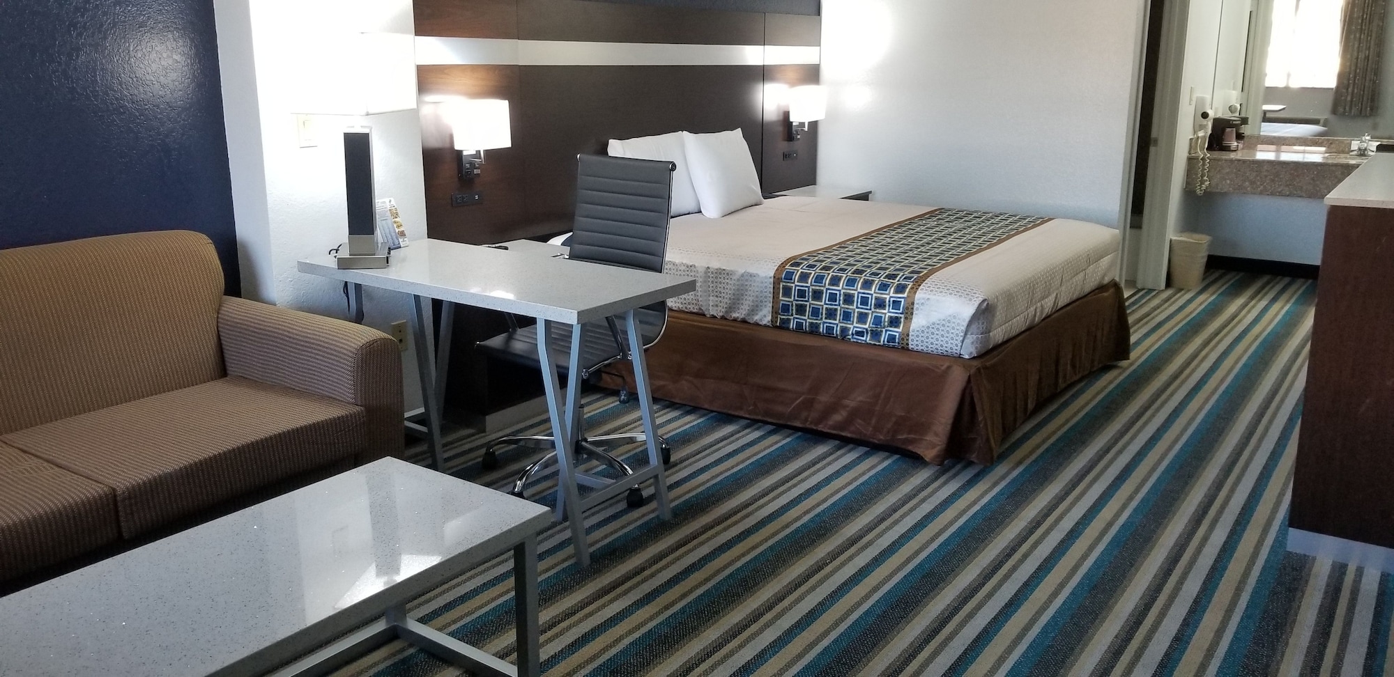 SUITE, KING BED