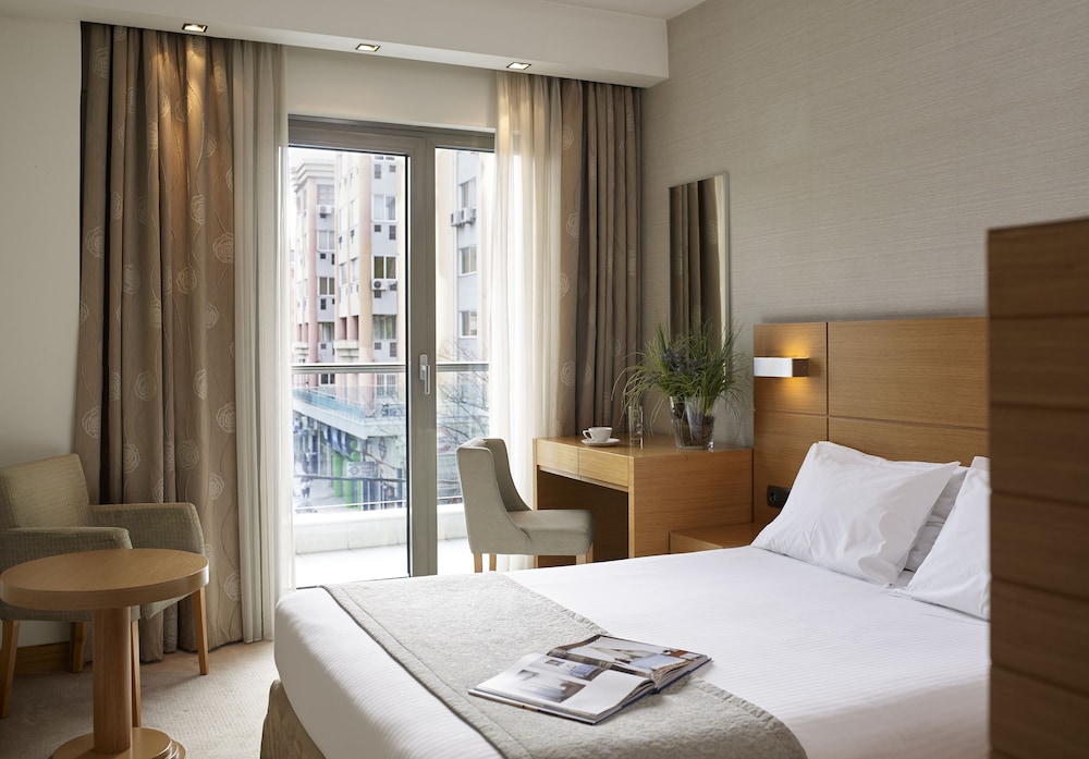 DELUXE, DOUBLE OR TWIN BED
