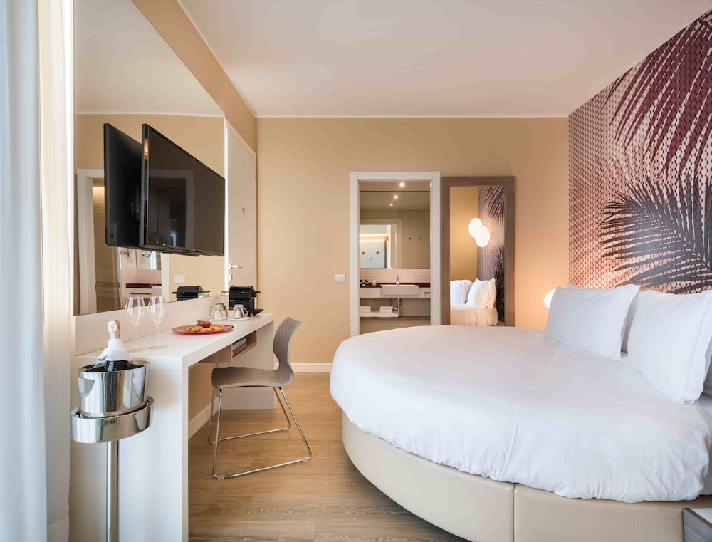 SWEET, SPA, SUITE, LAKE VIEW, JETTED TUB, TERRACE