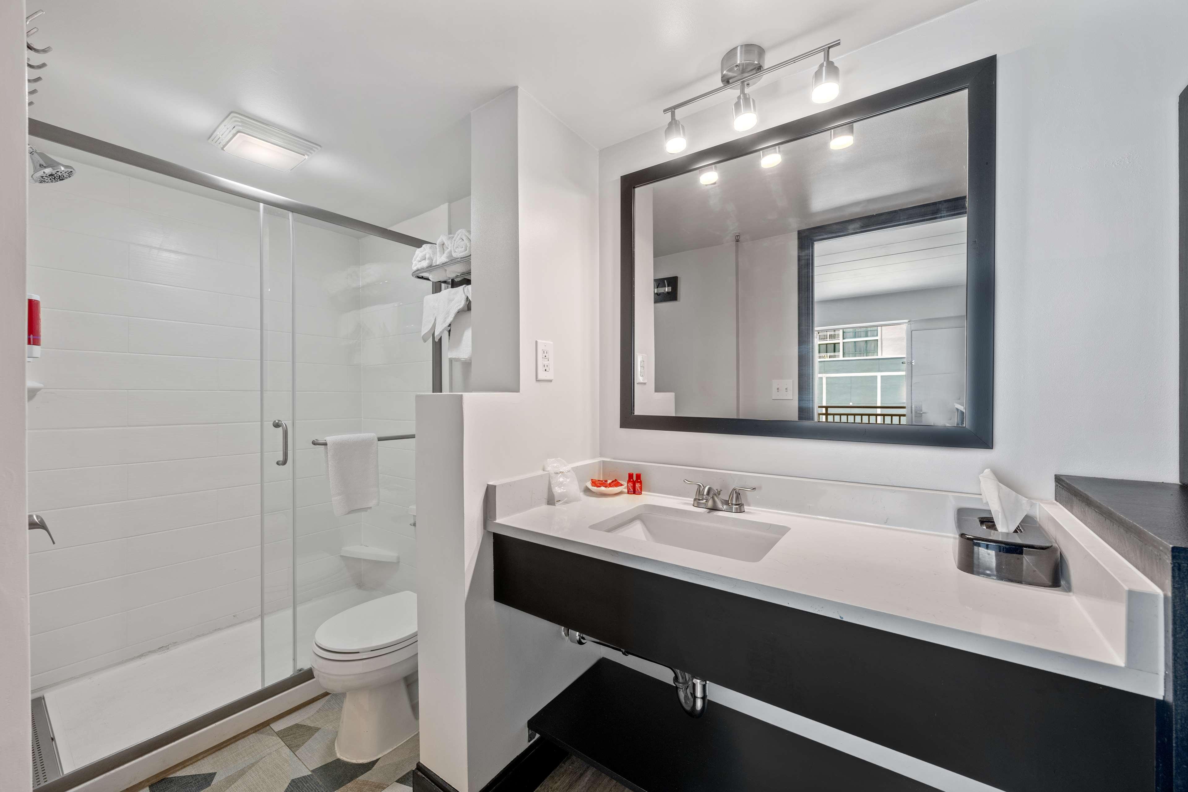 Inner, King Bed، SureStay Hotel by Best Western Virginia Beach Royal Clipper 9/10