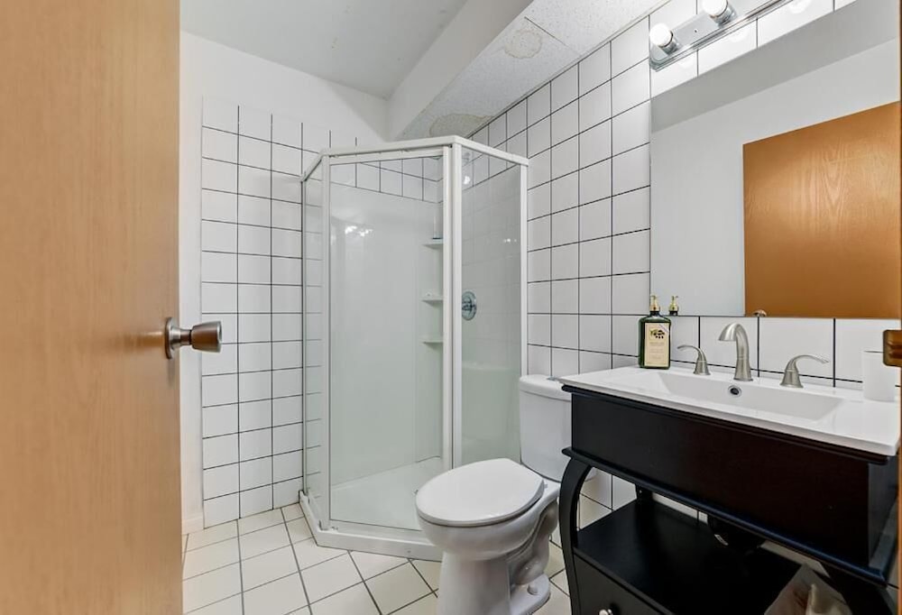 Airport Travellers Inn 48/51