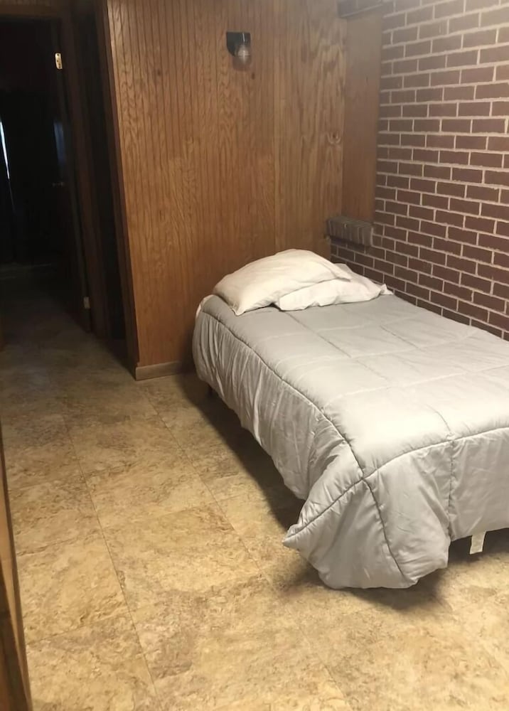 Colonial Motel 9/24