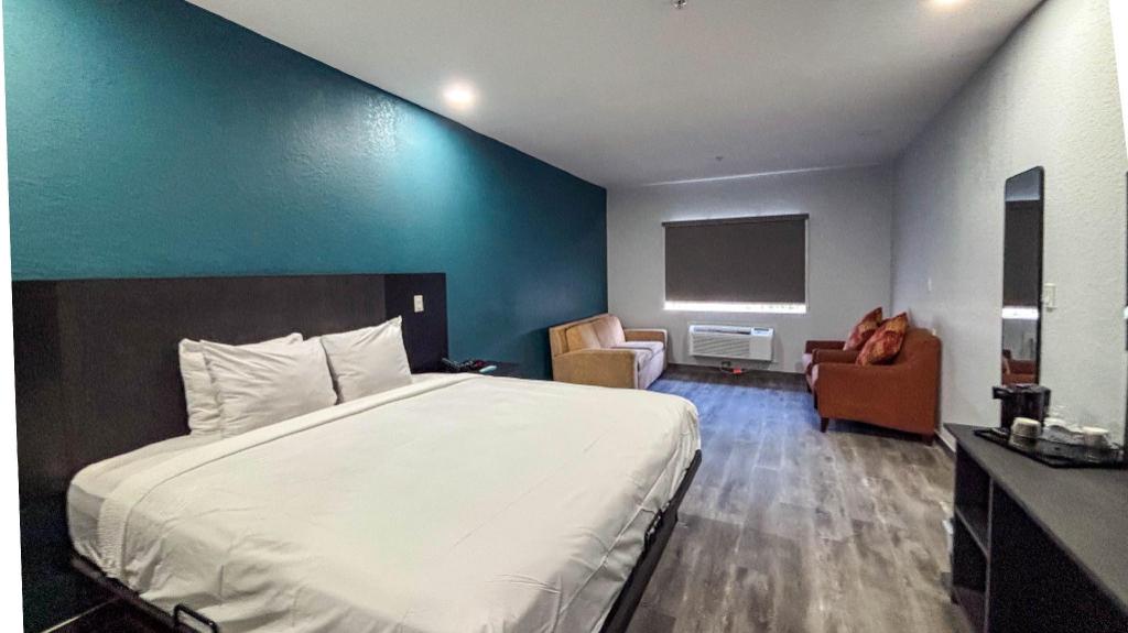 1 King Bed - Suite, Nsmk, Kitchen, Sofa-Bed