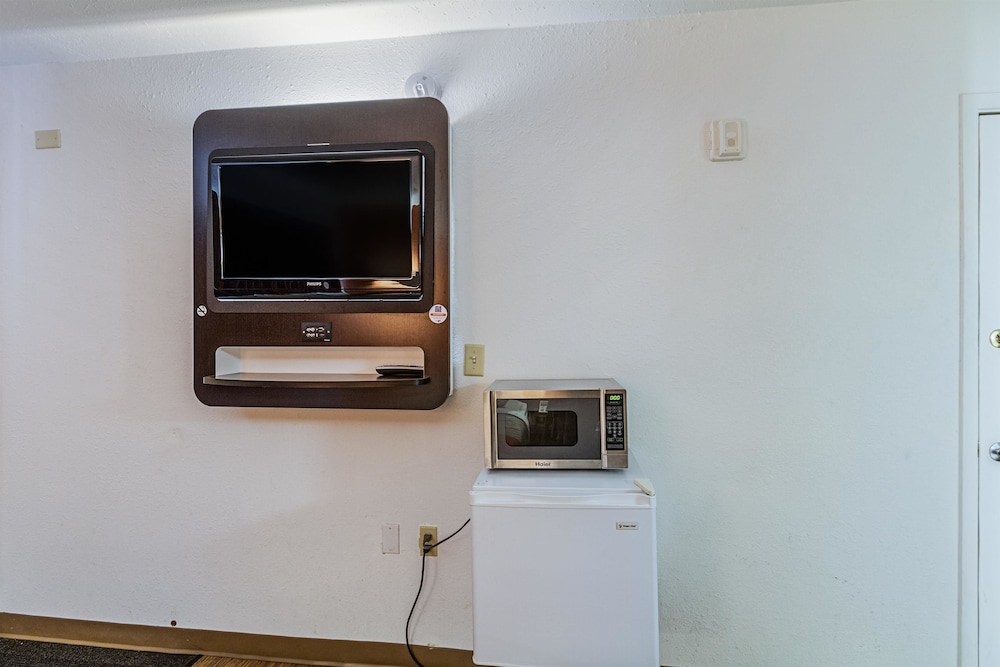 Motel6 Oshkosh, WI 33/67