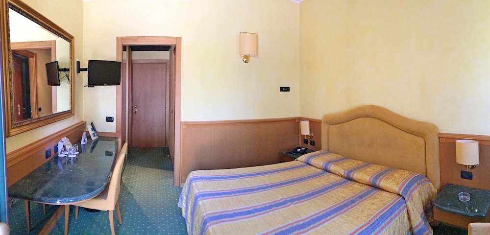 ROOM, TRIPLE, 1 DOUBLE AND 1 SINGLE BED