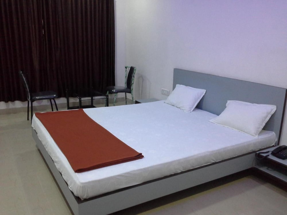 Hotel Galaxy's Vaibhav 13/40