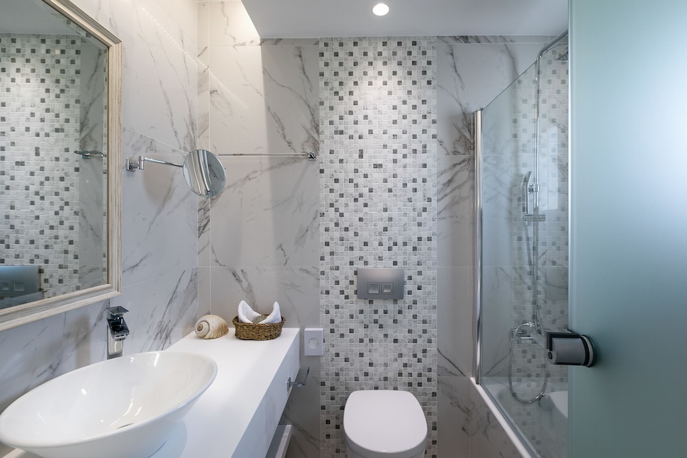 White Pearls Luxury Suites - Adults Only 67/69