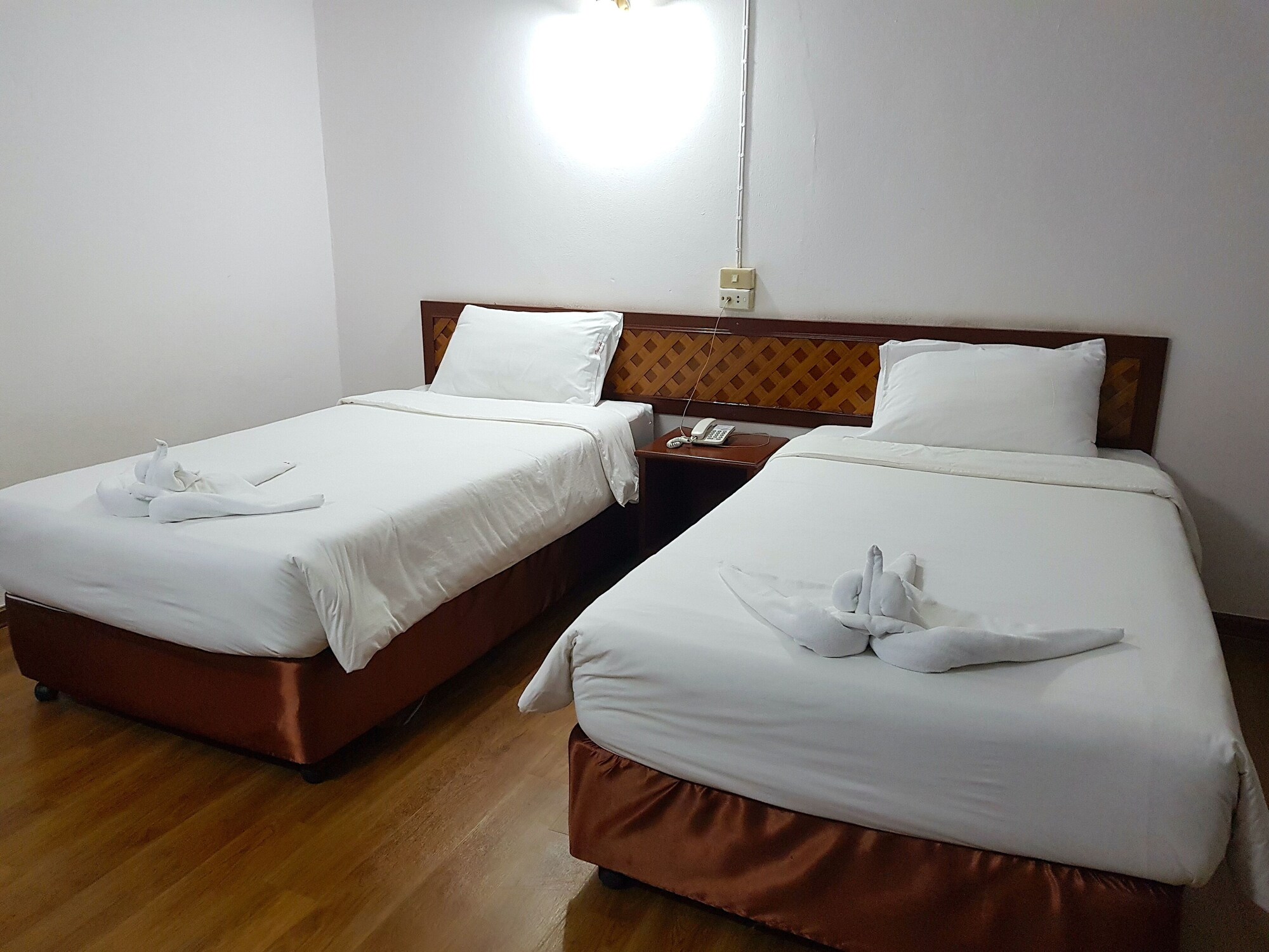 DELUXE, TWIN BEDS