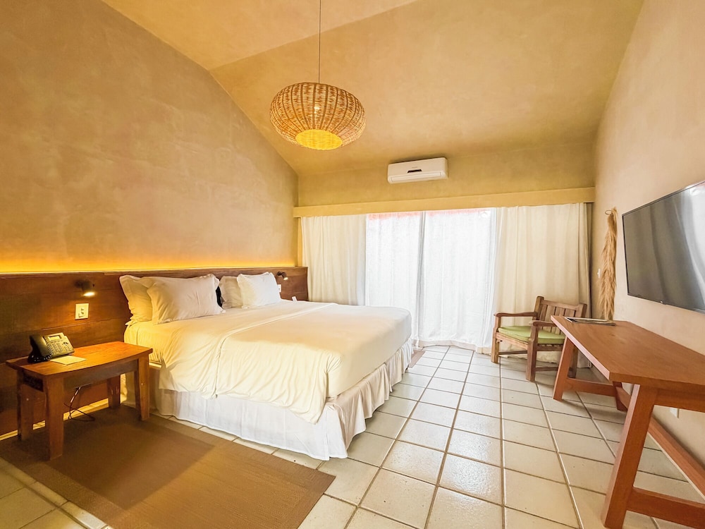 Garden Suite, King and Twin Beds, Street Street View