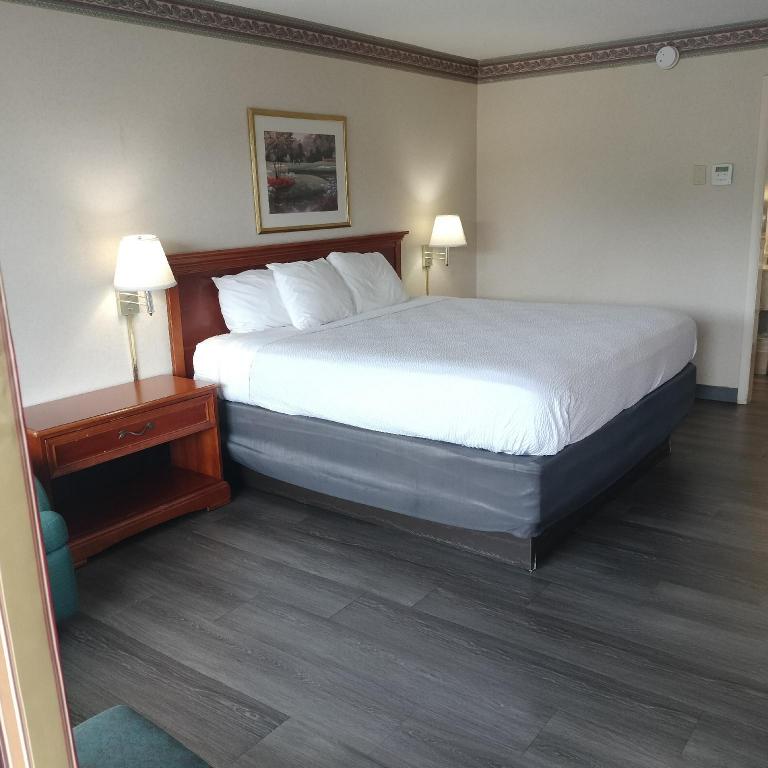 Room, King Bed, Pool Access