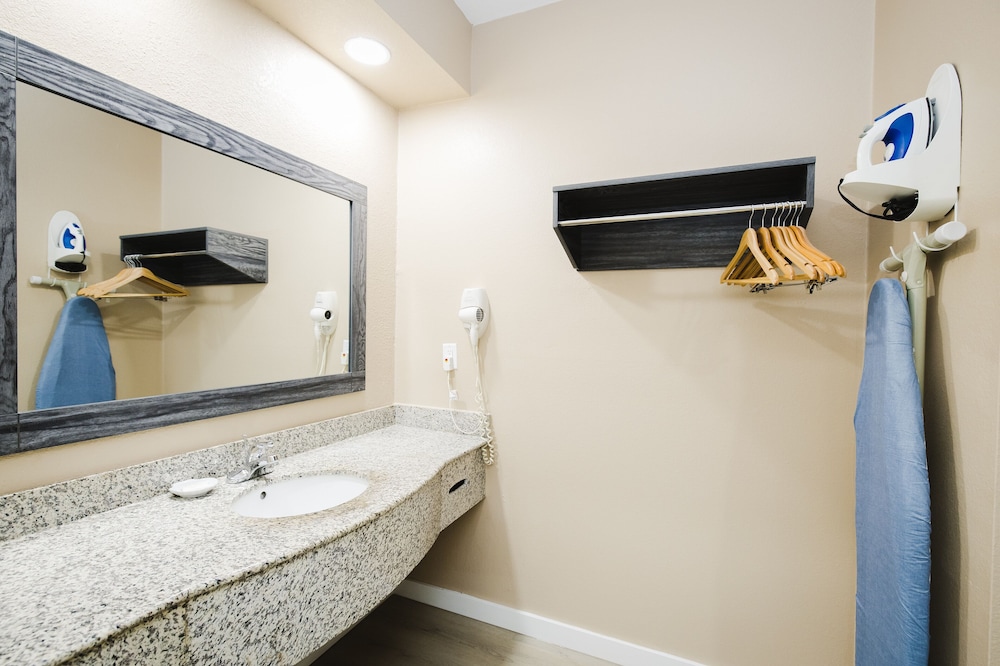 Sapphire Inn Suites 58/58