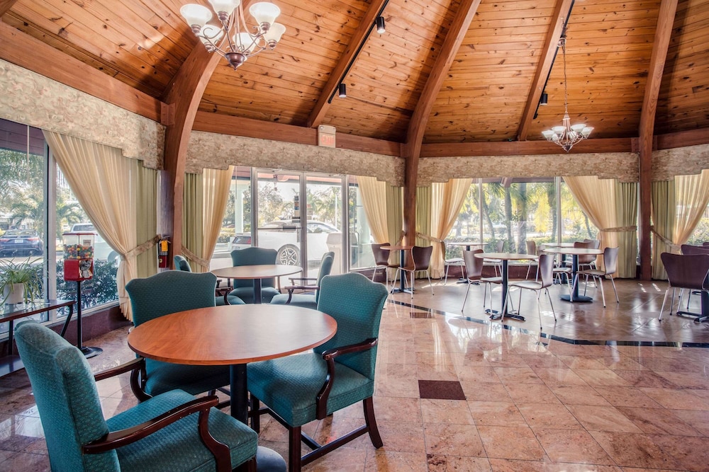 Super 8 By Wyndham North Palm Beach 39/58