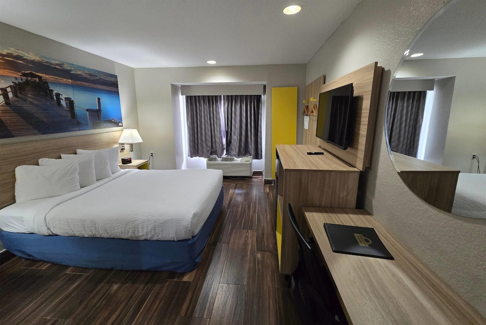غرفة بسرير كوين، Days Inn And Suites By Wyndham Tampa Raymond James Stadium 8/10