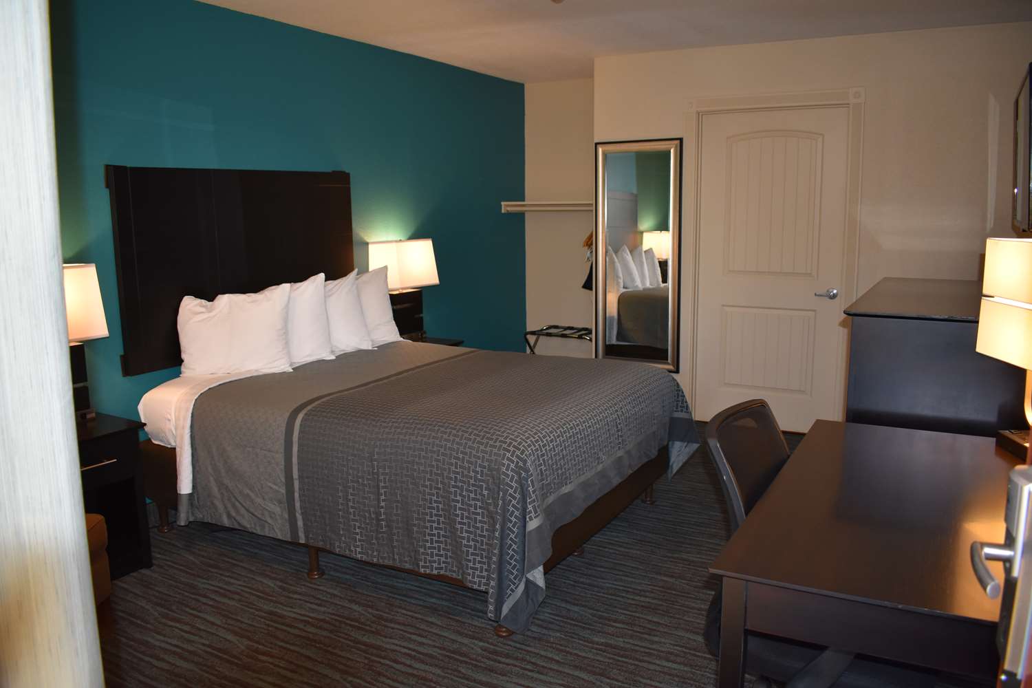 Room, Queen Bed, Accessible