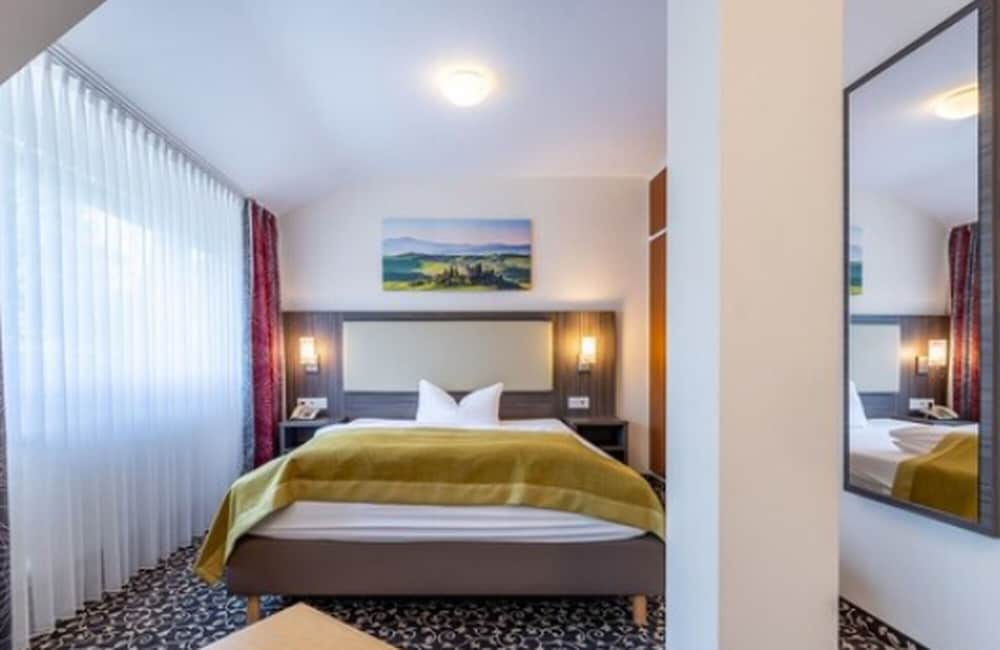 STANDARD, QUEEN BED