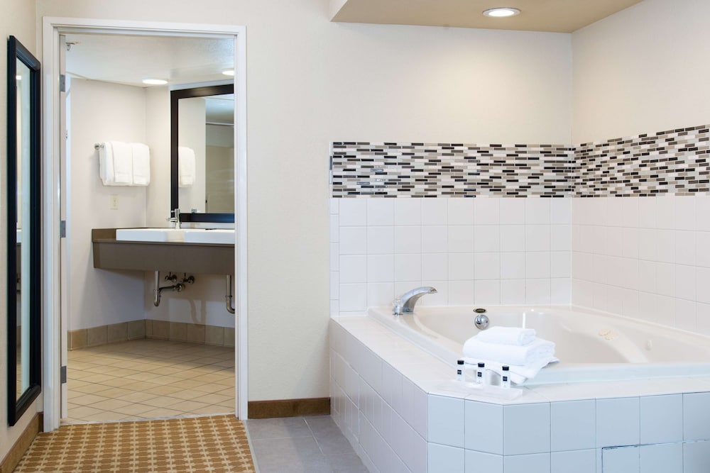 Country Inn and Suites By Radisson Milwaukee West Brookfield Wi 10/42