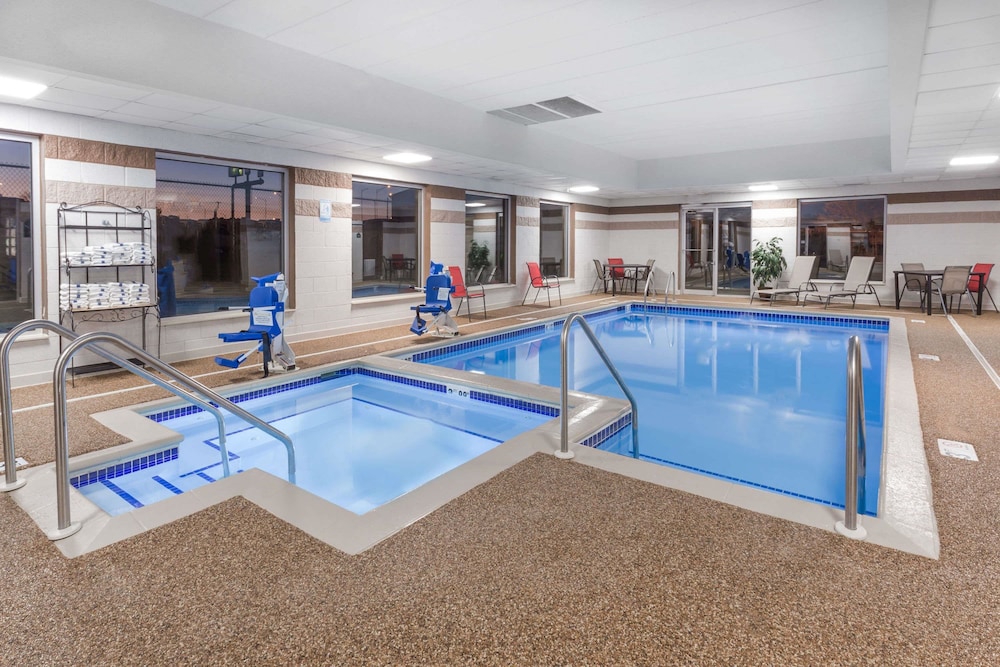 Wingate by Wyndham Joliet 15/37
